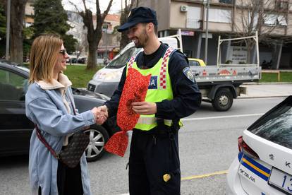 Dan žena i u prometu: Šibenski policajci davali ruže vozačicama