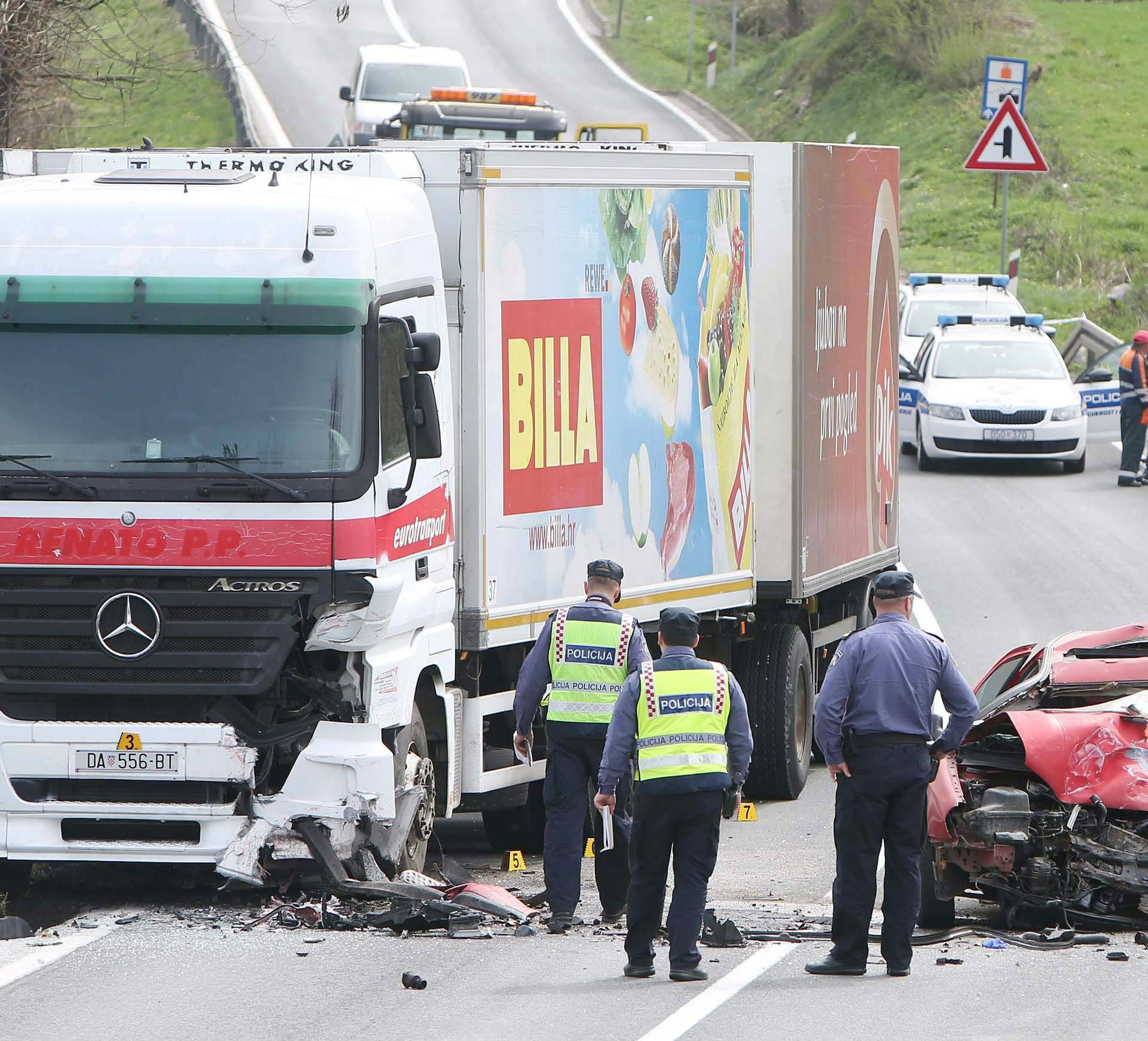 U sudaru kamiona i auta kod Slunja poginuo 62-godišnjak