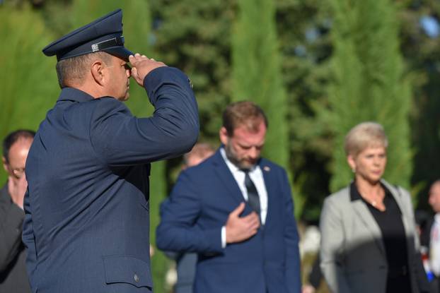 Zadar: Na Gradskom groblju upaljene svijeće i položeni vijenci povodom Dana obrane Grada Zadra