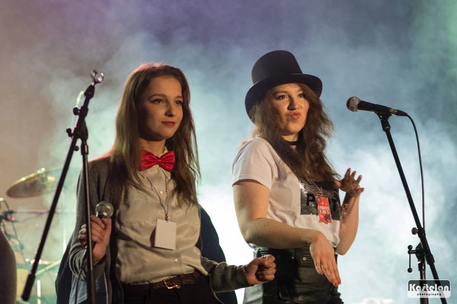 Vitasović je studenticu pozvao na stage pa su skupa zapjevali