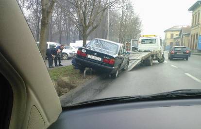 Zaletio se u zavoj, zabio se u stupiće i razbio BMW