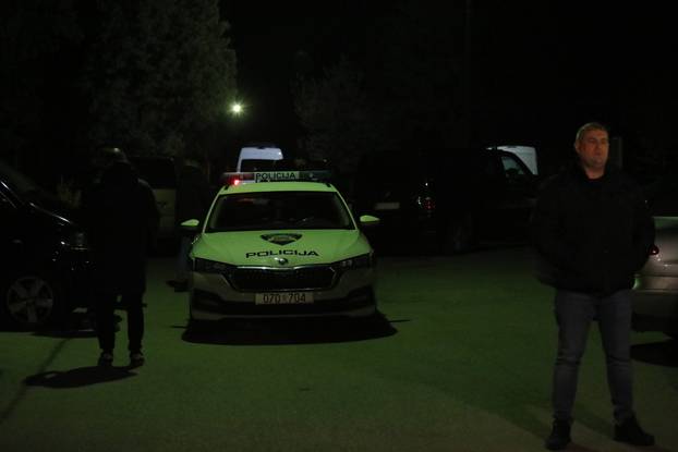 Beli Manastir: Muškarac zatočio ženu i djete i prijeti bombom, policija na terenu