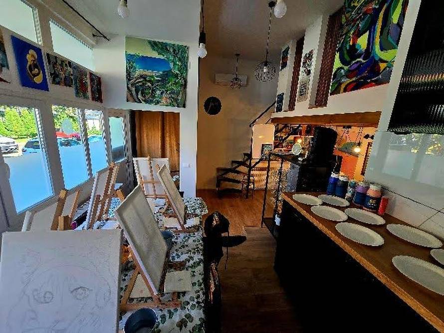 Zagrepčani su ludi za ovim konceptom! Skriveni studio gdje vino i slikanje postaju zabava