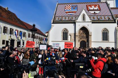 FOTO Novinari izašli na ulice u Zagrebu i Splitu zbog zakona: 'Plenki je malo nervozan...'