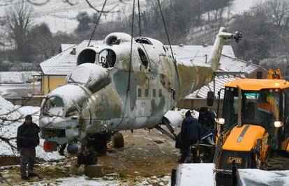 FOTO  Kapela dobila turističku atrakciju: Iskrcali im MiG 21 i vojni helikopter usred mjesta