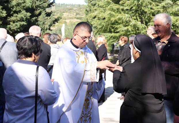Šibenik: Na blagdan Svih svetih misno slavlje predvodio je mons. Tomislav Rogi?
