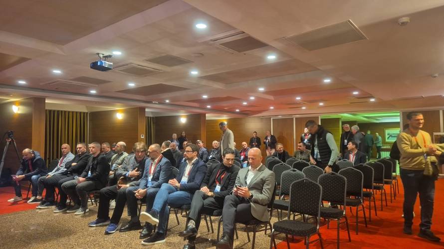 Slijede novi izbori jer Sinovčić i Buljat imaju isti broj glasova. Jedan član zaokružio za obojicu