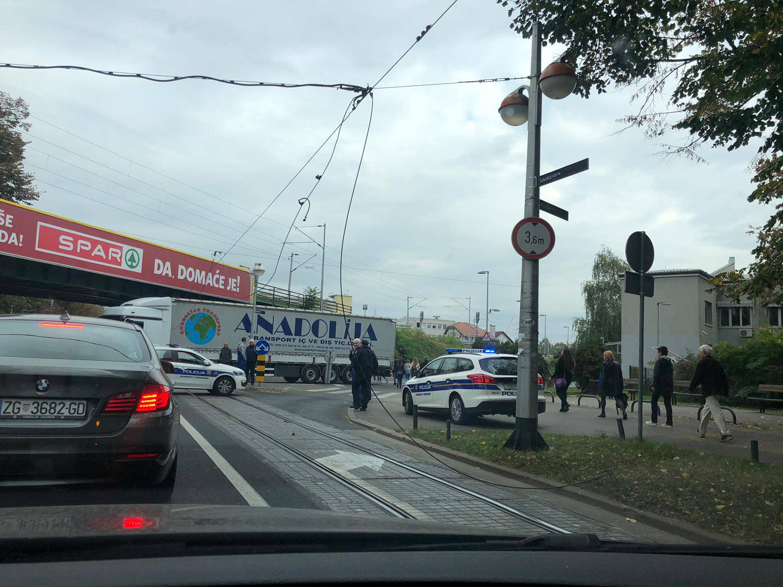 Šleper potrgao žice u Savskoj: Ulica je opet puštena u promet