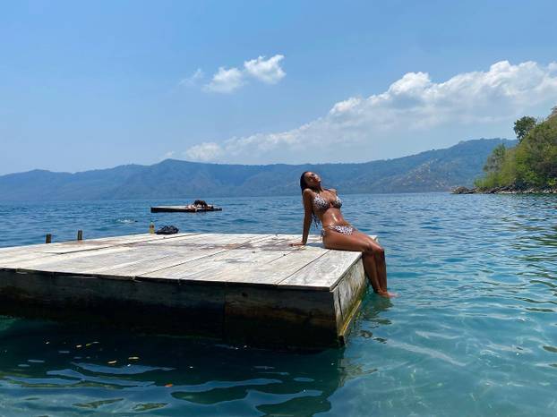 Šuškalo se da joj dečko spava sa zvijezdom platforme za odrasle. Objavom ušutkala sve tračeve