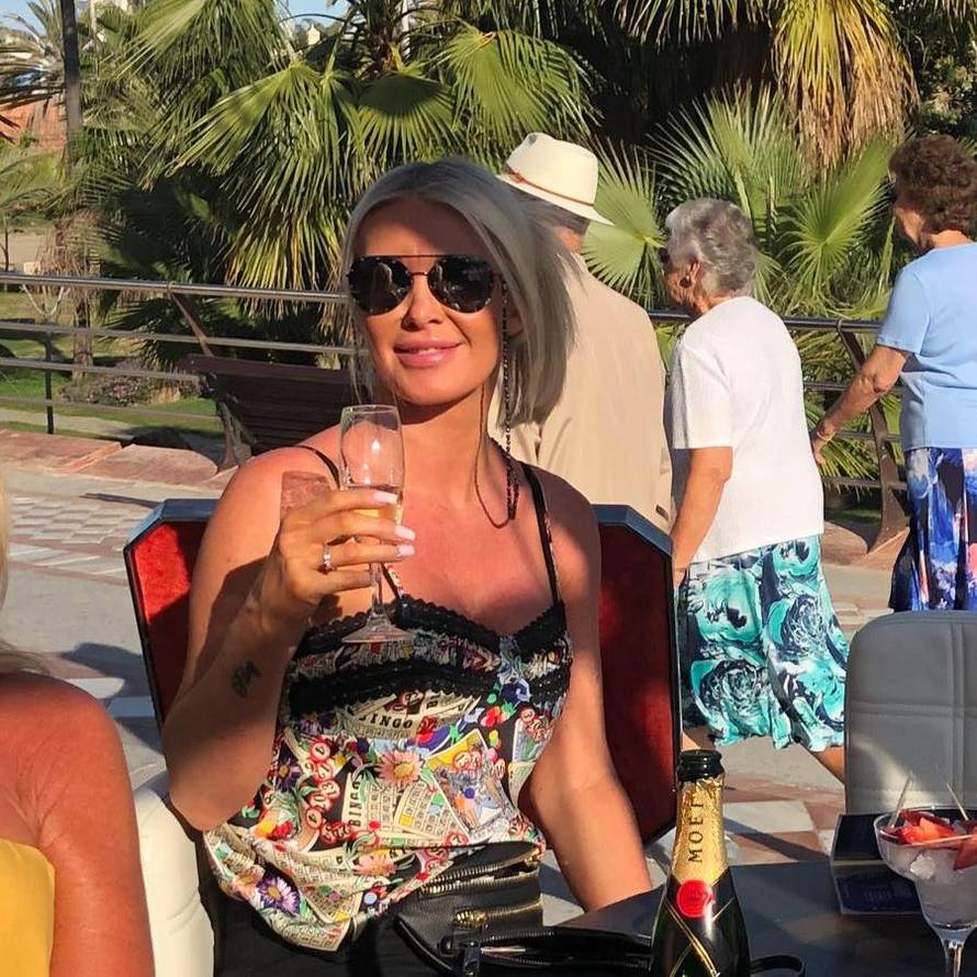 Nogometaš 'zapeo' u izolaciji s atraktivnom plavušom Wendy