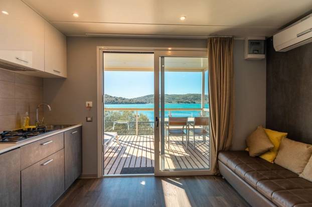 Prodaje se luksuzna mobilna kućica u Tisnom kraj plaže. Ima 22 kvadrata. Cijena? 'Povoljna'