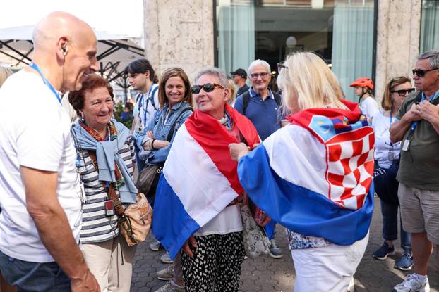 Zagreb: HDZ na Trgu organizirao dijeljenje hrvatskih zastava građanima