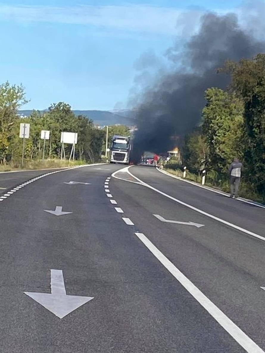 U sudaru kamiona i motocikla izbio požar, ozlijeđena žena