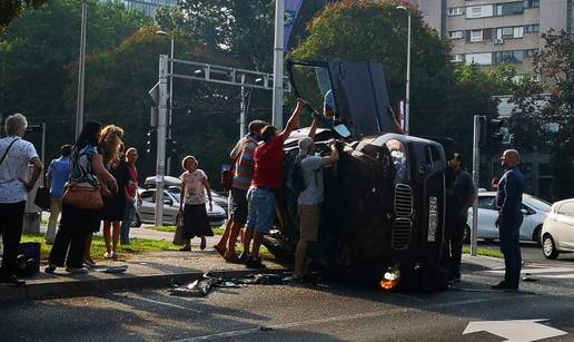 BMW završio na boku, građani izvlačili vozača i ženu iz auta