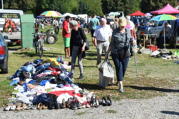 Koprivnica: Velika gužva na buvljaku koji je privukao pažnji brojnih prodavača i još više kupaca