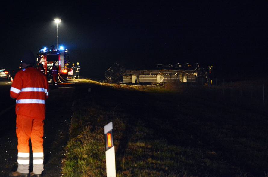 Na autocesti Bregana-Lipovac prevrnula se cisterna i zapalila