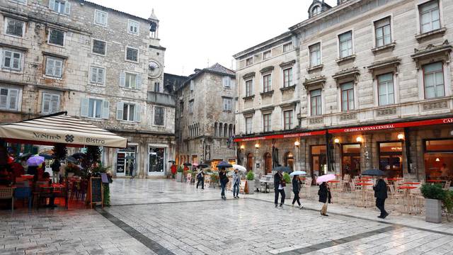 Split: Iako od ranog jutra pada kiša turisti uživaju u razgledavanju grada
