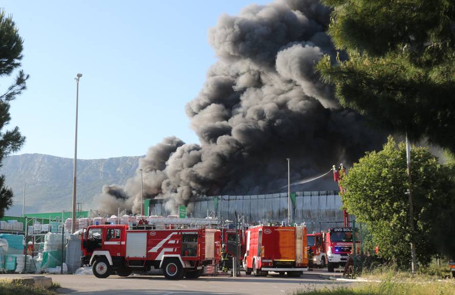 Crni dim nad Kaštelima: Buknuo veliki požar u skladištu Pevexa
