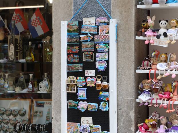 Šibenik: Ponuda suvenira u suvenirnici