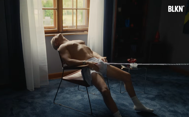 FOTO Relja i Nikolija šokirali publiku bizarnim spotom: 'Pa kao da im držimo svijeću...'