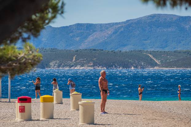 Olujna bura i jutro na plaži Zlatni rat