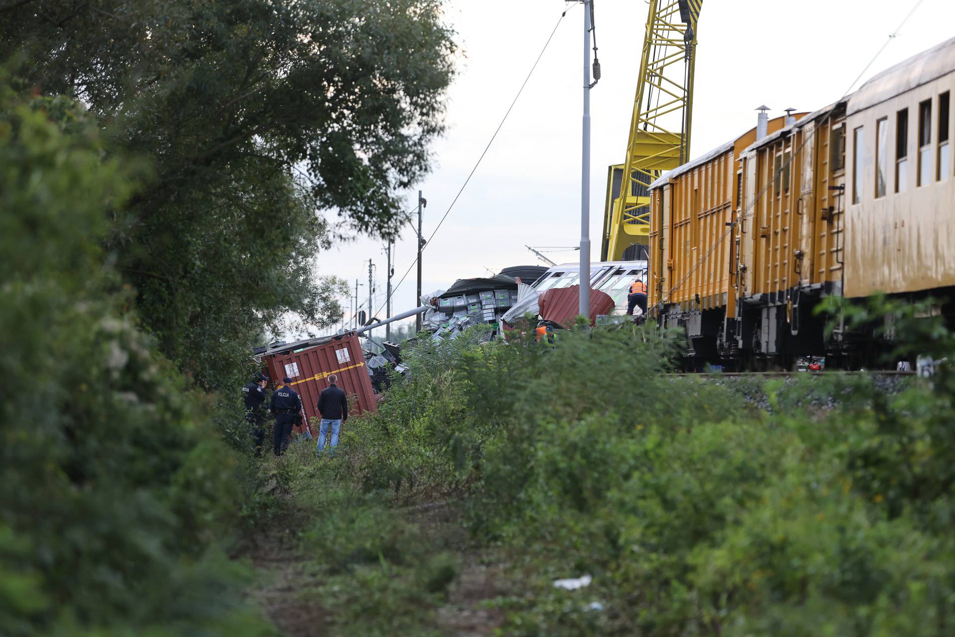 Novska: Započela sanacija pruge, uklanjanje kompozicija