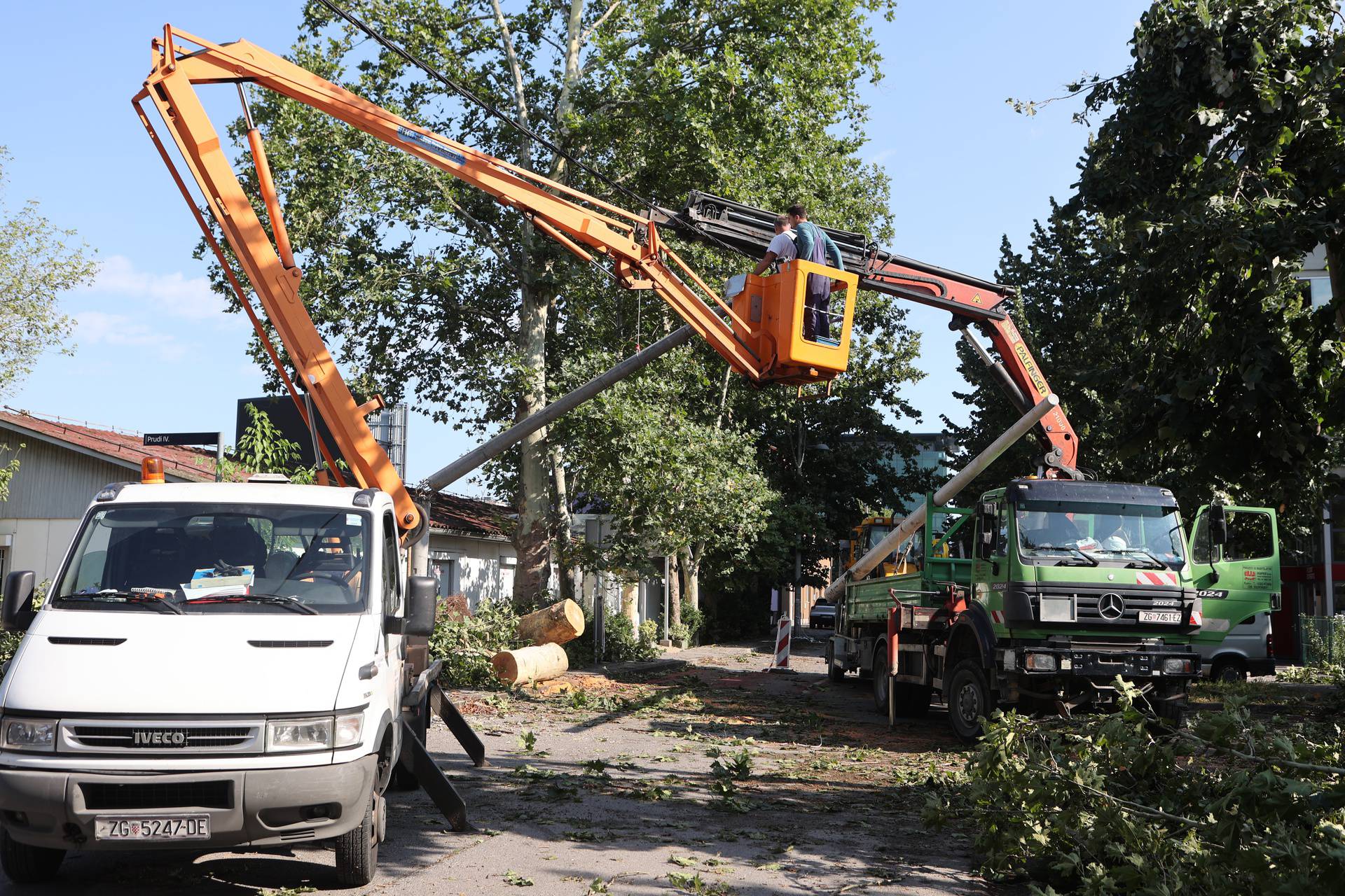 Zagreb: Uklanjanje posljedica jučerašnjeg nevremena na Trnjanskoj cesti 