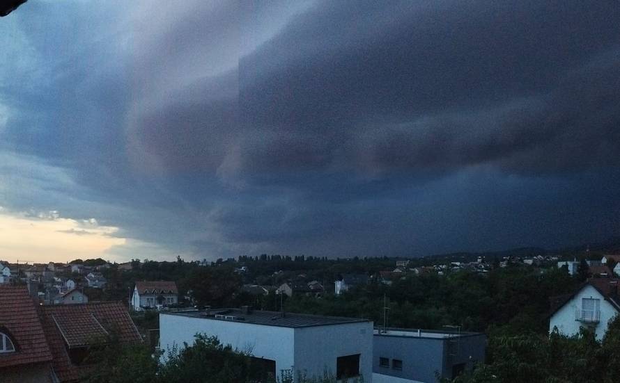 FOTO Crni oblaci zamračili nebo nad Zagrebom: 'Snažan vjetar mi je sve razbacao na balkonu'