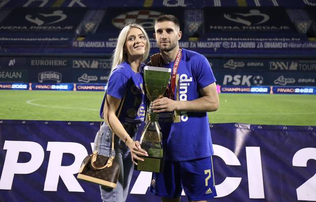 Nogometaši Dinama ponosno pozirali sa svojim obiteljima