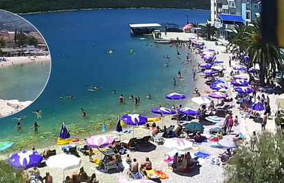 Stotine kupača odmara na plaži u Neumu, zauzeto je skoro 90% kreveta, a razmak malo tko drži