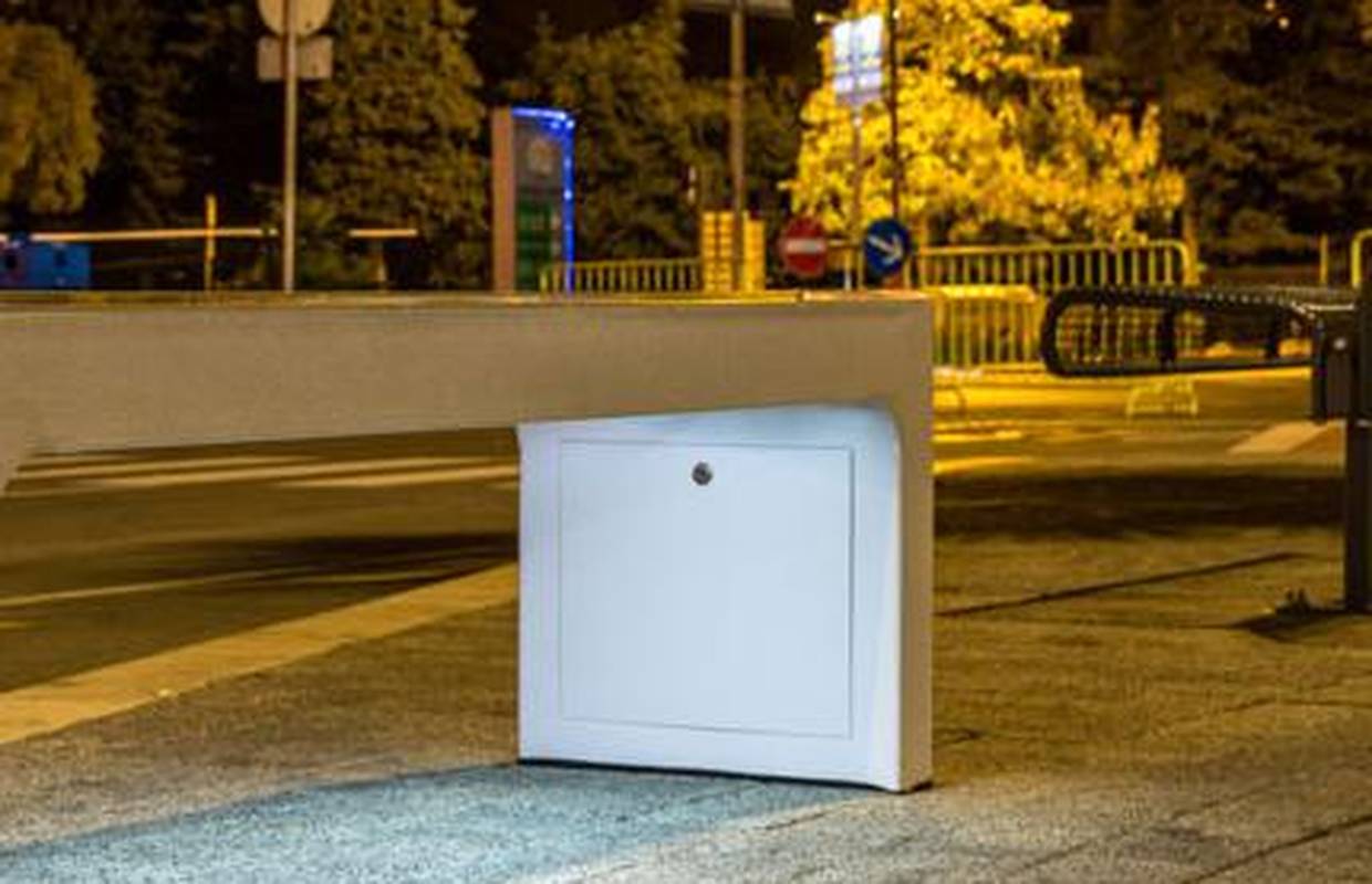 Austrijanci s jedrilica divljali na rivi, roštiljali i uništili pametnu klupu?! Šteta - 17.000 kuna