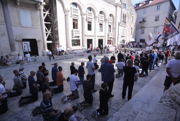Split: Na Peristilu se održala još jedna muška molitva krunice