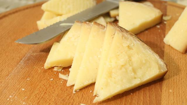 Izvorno hrvatsko: Naziv Paški sir zaštićen je u Europskoj uniji