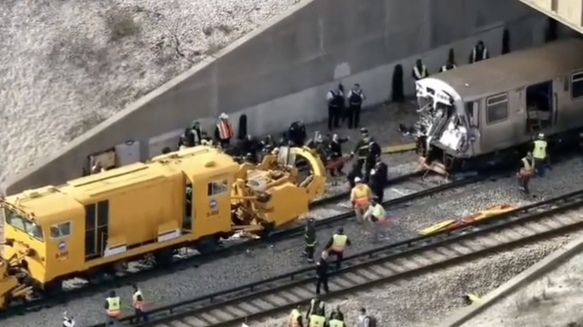 Sudar putničkog vlaka i stroja za čišćenje snijega na pruzi u SAD-u, 38 ljudi ozlijeđeno