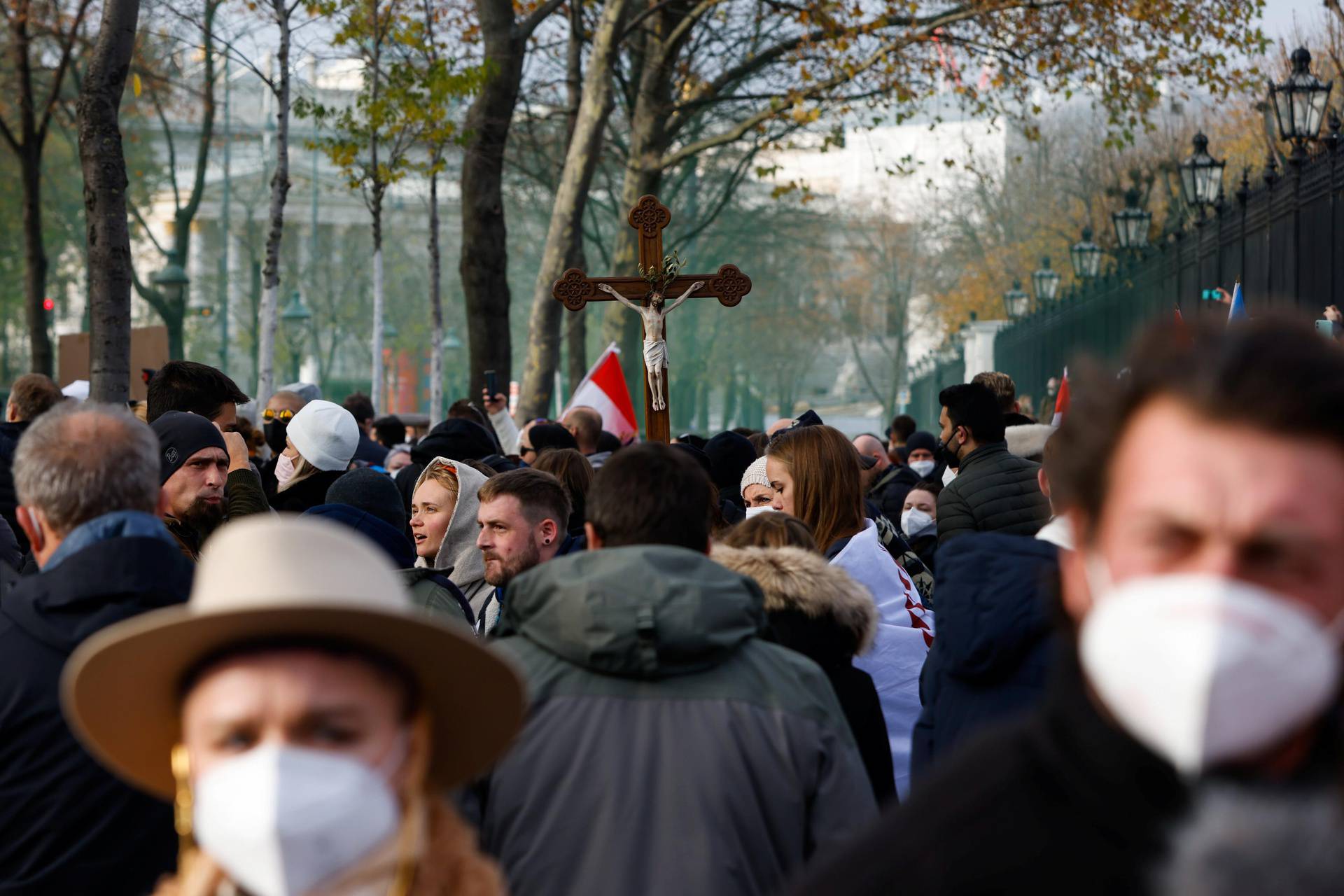 Prosvjednici protiv obaveznog cijepljenja u Beču bacali dimne bombe. Nekoliko ih je uhićeno