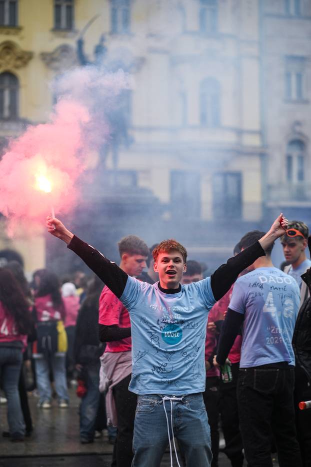 Zagreb: Maturanti se okupili na Trgu bana Jelačića i krenuli prema Bundeku