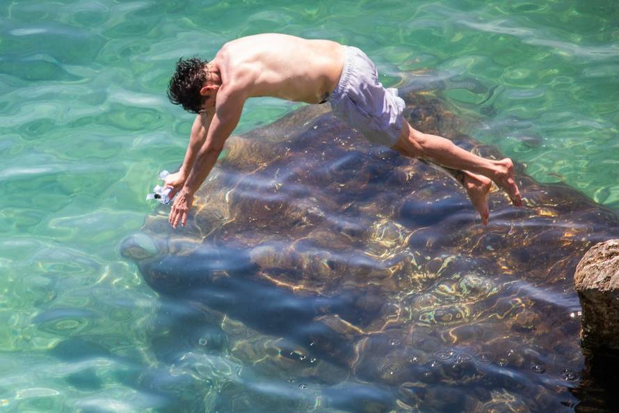 Dubrovnik: Turisti spas od vrućina potražili u moru 