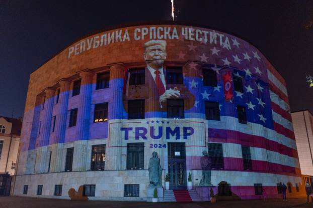 Banja Luka: Palača Republike u bojama zastave SAD-a i likom Donalda Trumpa