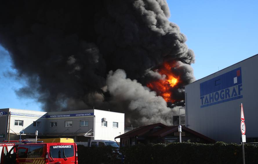 Sveta Nedelja: Požar u skladištu guma, hitne službe su na terenu