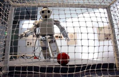 Maleni robot vidi, prati i hvata nogometnu loptu