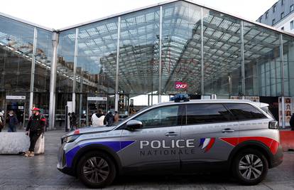 U napadu nožem i palicom ranjena 4 francuska studenta