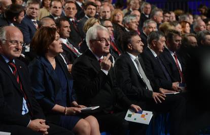 Ulovili su ga: Kome Josipović pokazuje srednji prst na fešti?