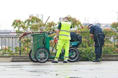 Zagreb: Policijske službenike zanimalo je sve o novm električnom smetlarskom biciklu