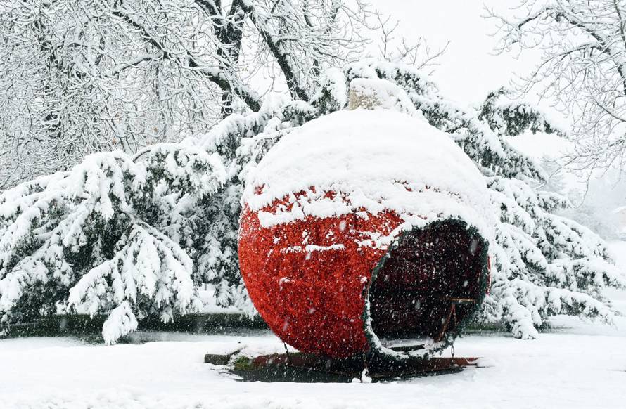 Sisak: Snijeg koji pada cijelo prijepodne zabijelio grad