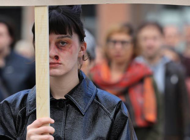 Zagreb : Na Trgu bana Josipa Jelačića, održao se kratak i snažan performans posvećen borbi protiv obiteljskog i rodno uvjetovanog nasilja