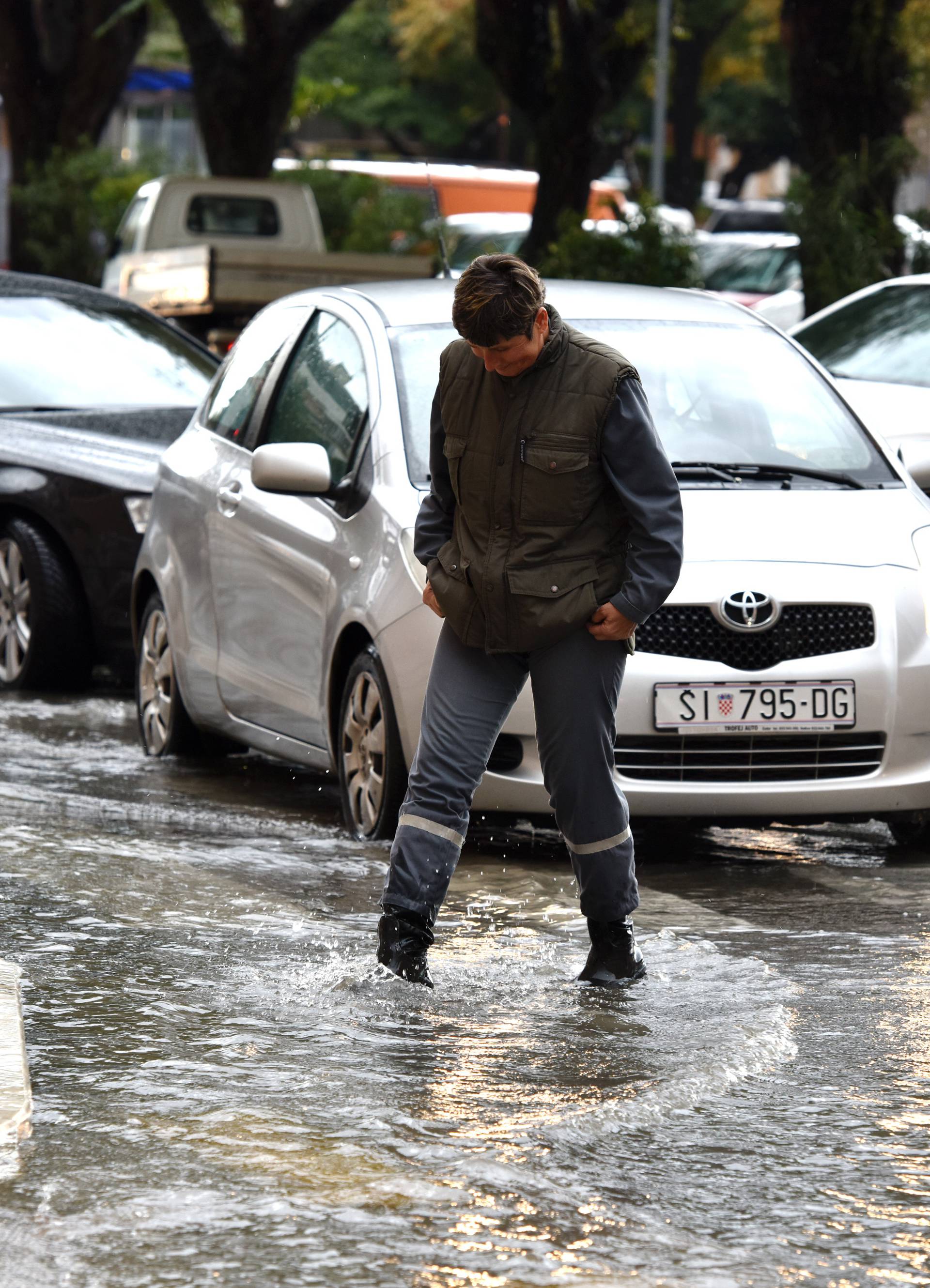 Kiša neumorno pada u Rijeci:  Izbili šahtovi, ulice pod vodom