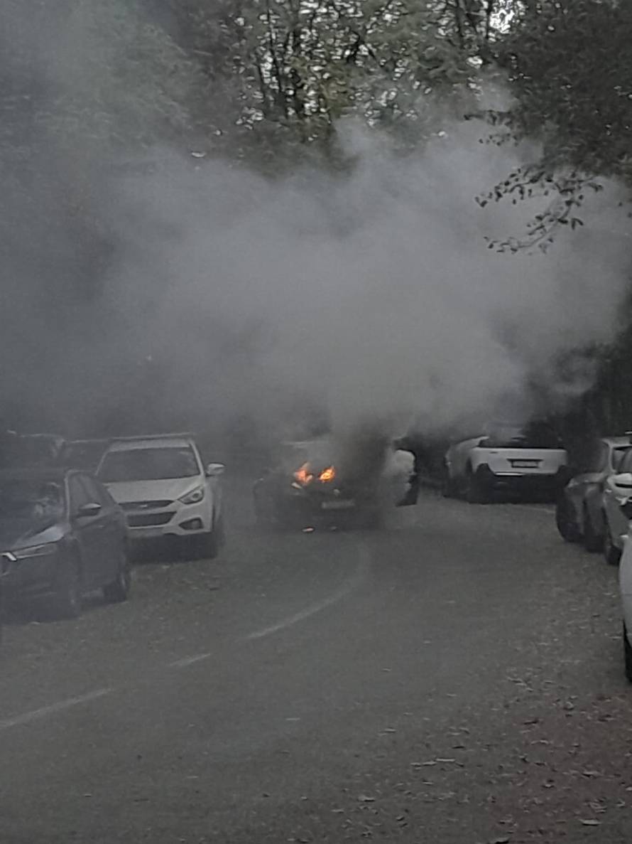 VIDEO Izgorio auto u Zagrebu, vatra zahvatila još dva: 'Tako je gorjelo da su se felge topile...'