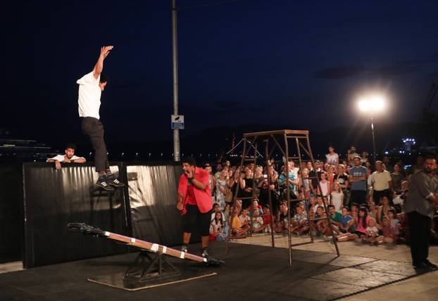 Rijeka: Nastup Urbanog cirkusa iz Maroka na Gatu Karoline Riječke
