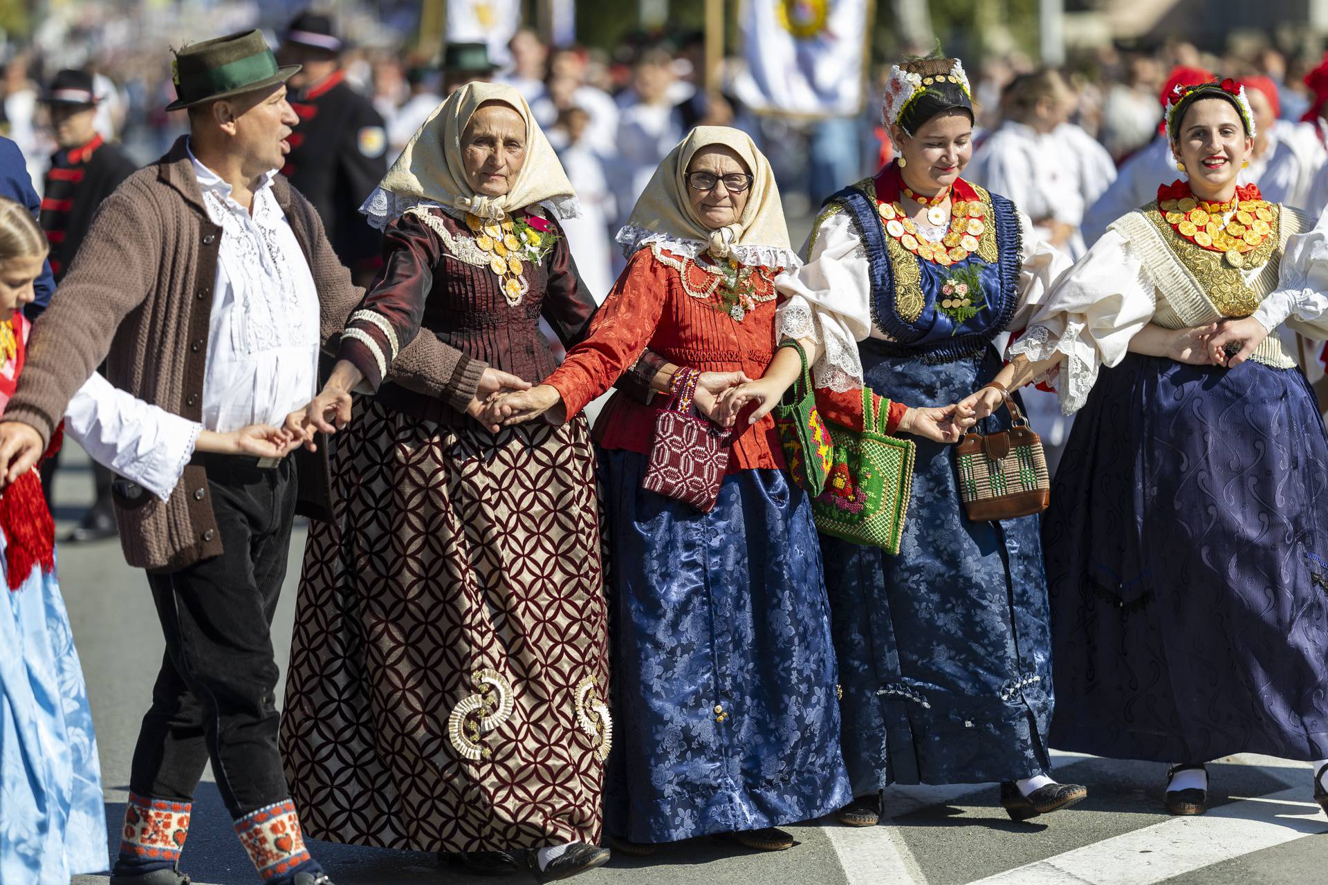 Svečani mimohod sudionika 59. Vinkovačkih jeseni