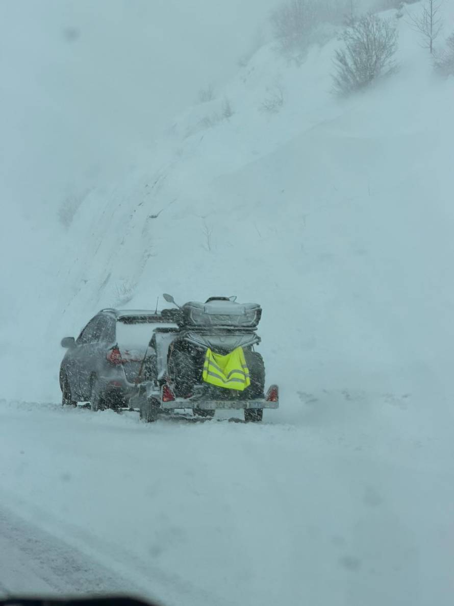 Gusti snijeg paralizirao Gorski kotar: 'Mećava je, probijamo se do Zagreba. Neumorno pada!'